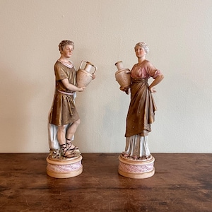 Par de figuras de carregadores de água de porcelana decoradas à mão, Royal Dux 132 e 133, Boêmia, início do século XX