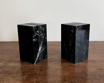 Paar donkergroene en witte Verdi Alpi marmeren boekensteunen, 20e eeuw