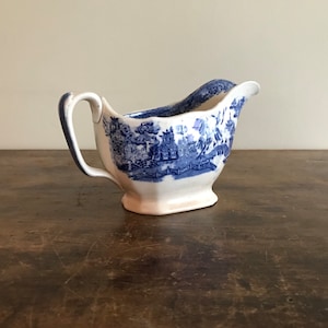 Blue And White Transfer Printed Earthenware Sauce Or Gravy Boat, Willow Pattern, English, Early To Mid 19th Century