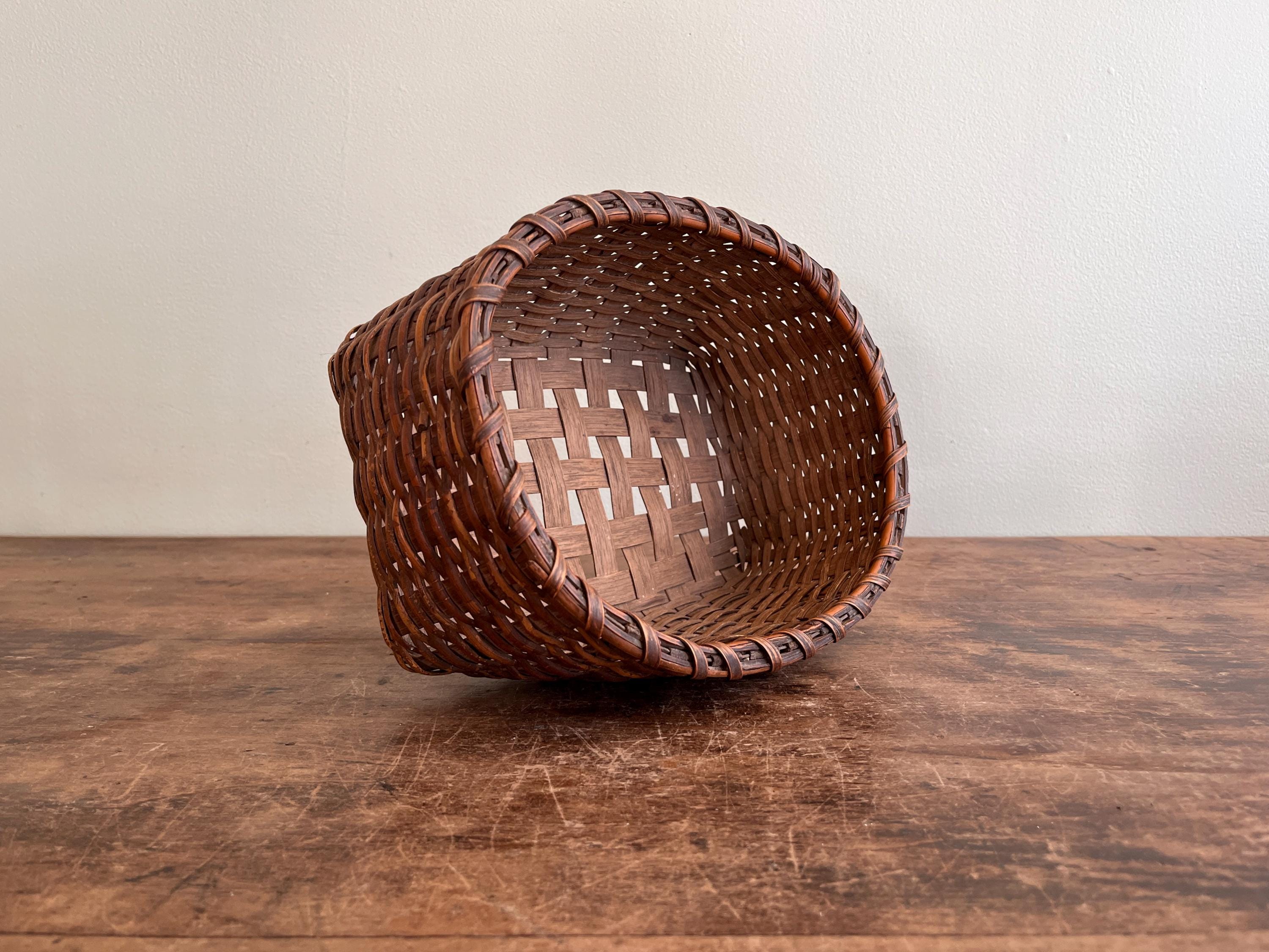 古い天然素材のオークと籐のバスケット、楕円形の縁と長方形の底