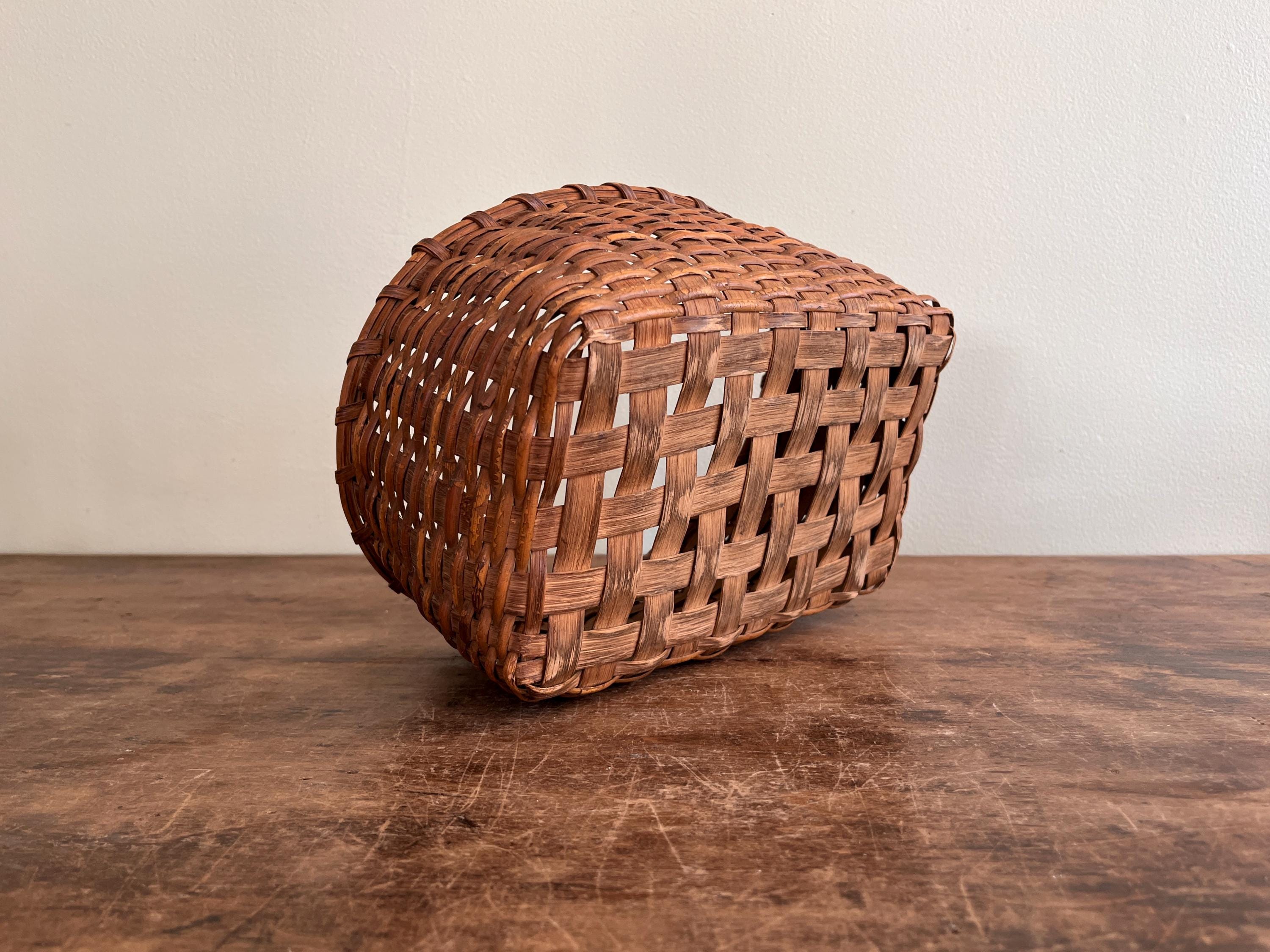 古い天然素材のオークと籐のバスケット、楕円形の縁と長方形の底