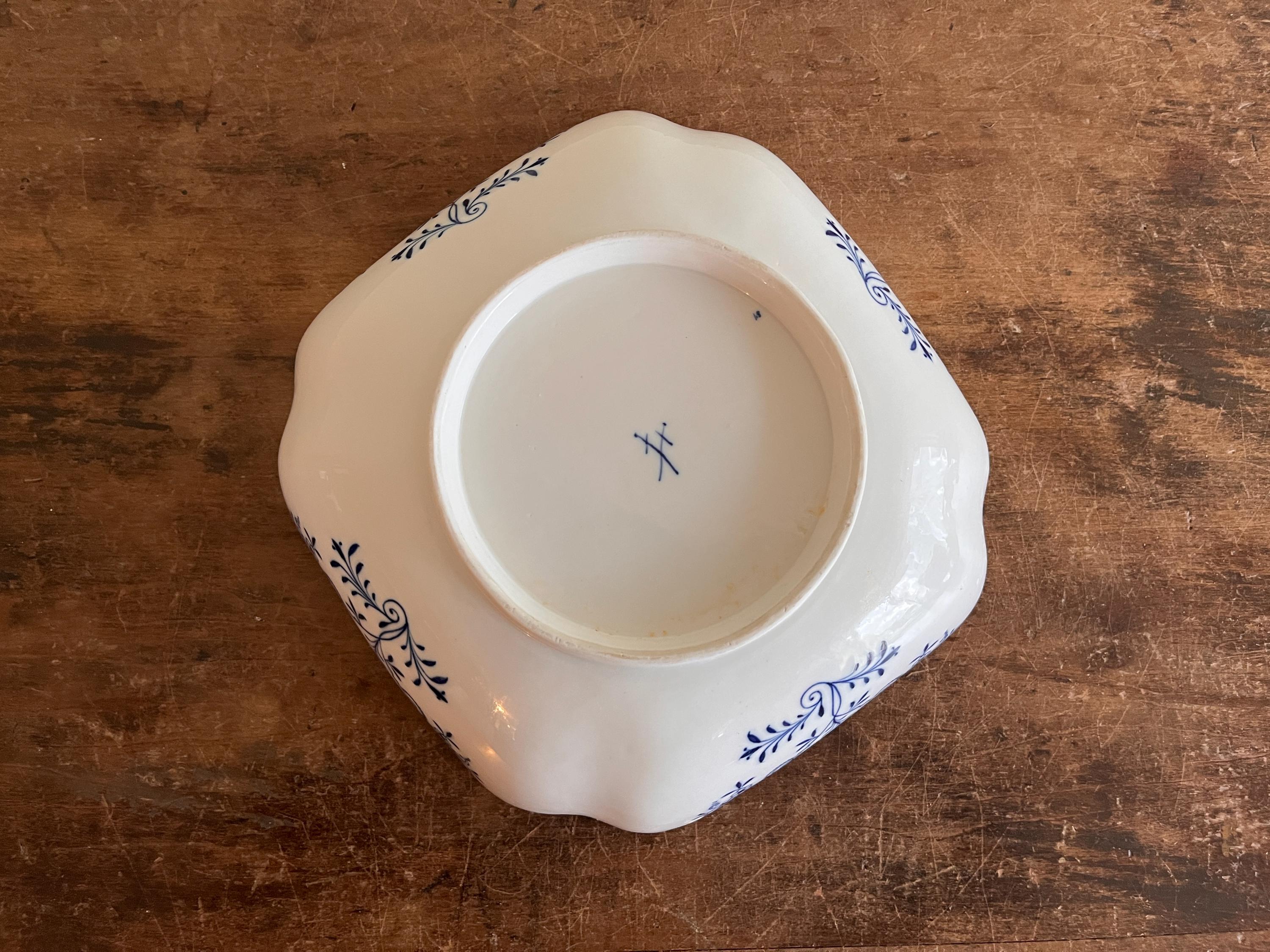 カットコーナーサラダボウル、マイセンブルーオニオン、19世紀中期から