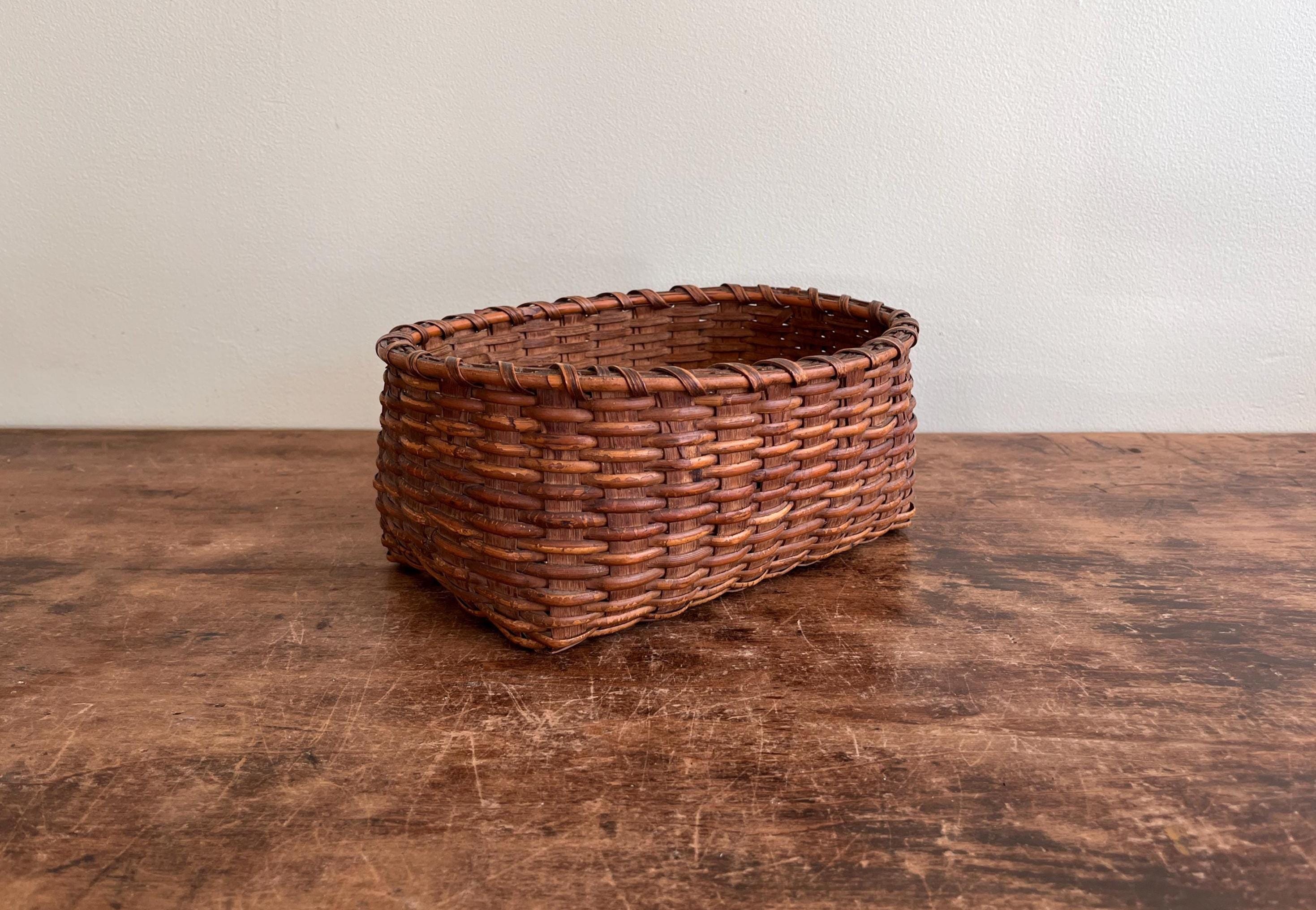 古い天然素材のオークと籐のバスケット、楕円形の縁と長方形の底
