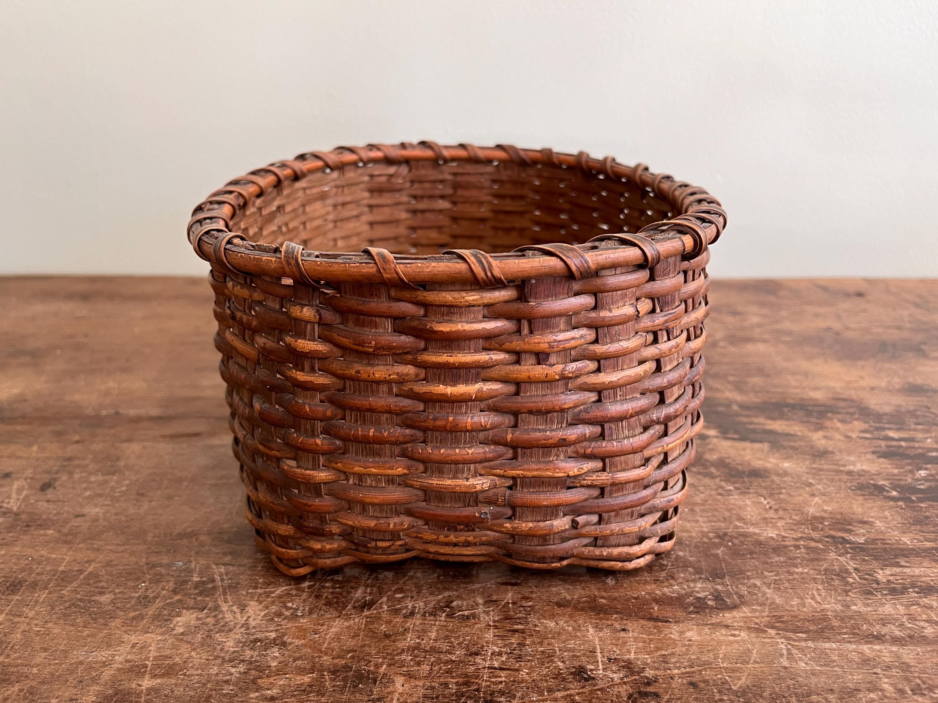 古い天然素材のオークと籐のバスケット、楕円形の縁と長方形の底
