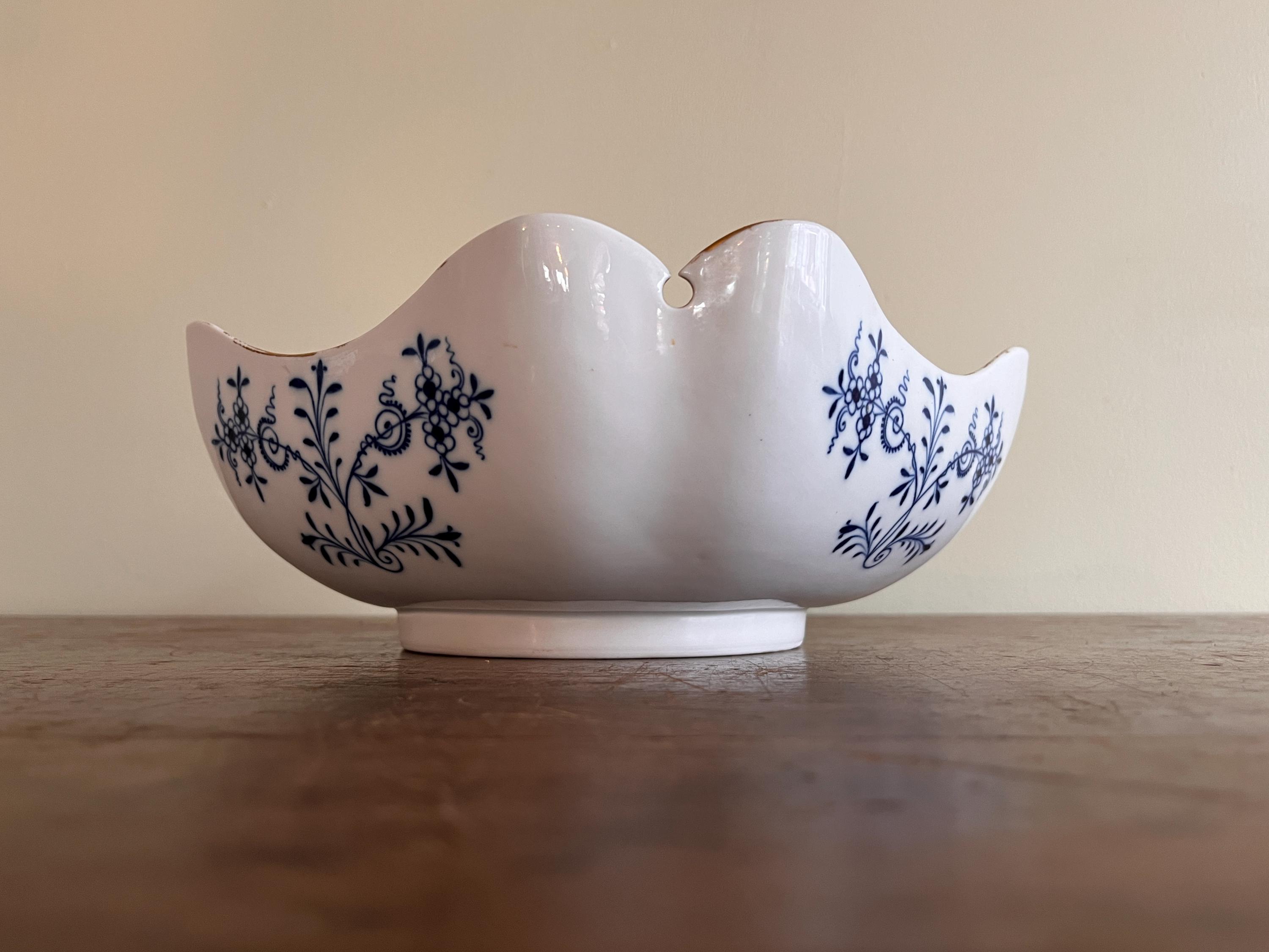 カットコーナーサラダボウル、マイセンブルーオニオン、19世紀中期から