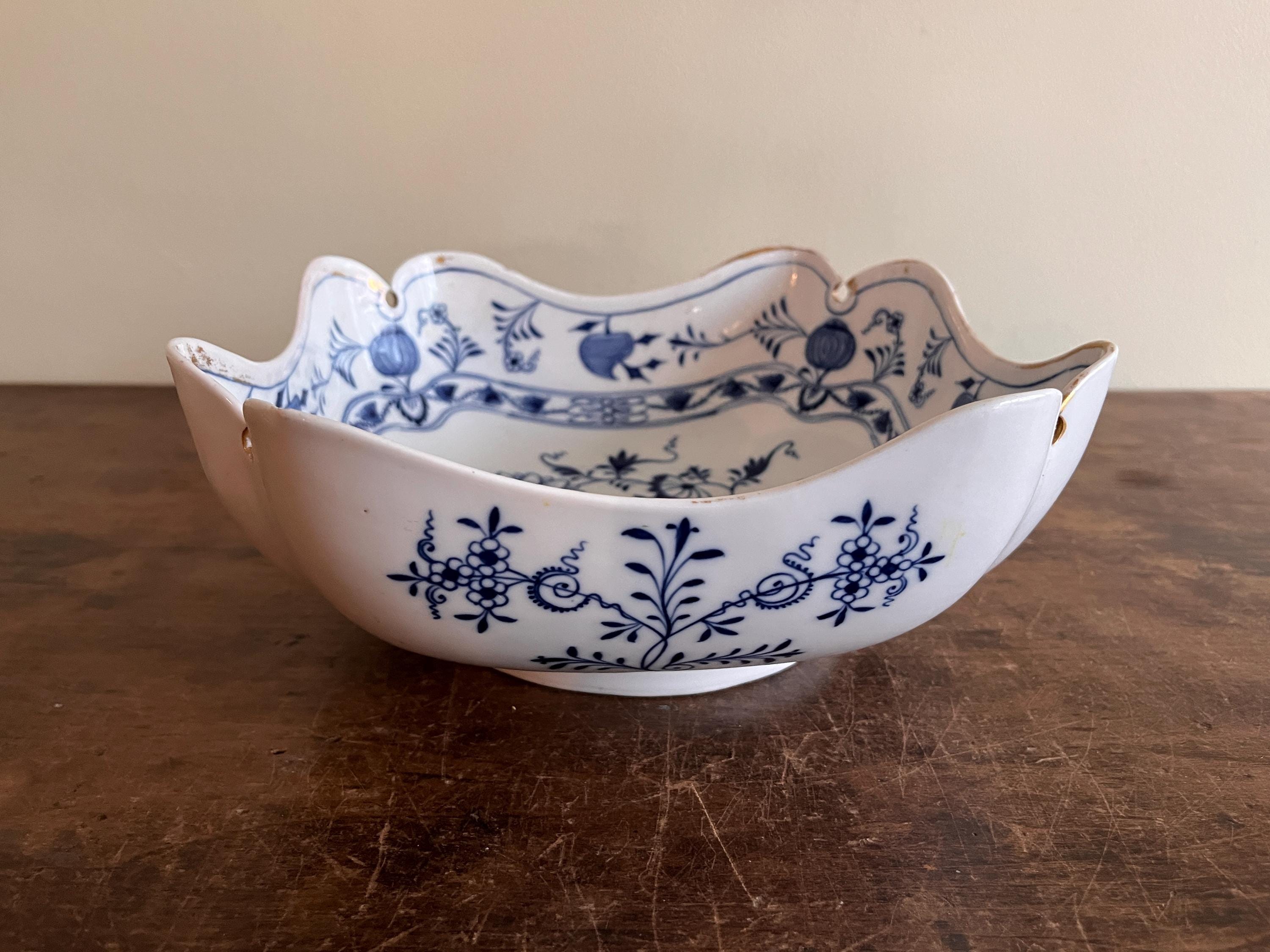 カットコーナーサラダボウル、マイセンブルーオニオン、19世紀中期から