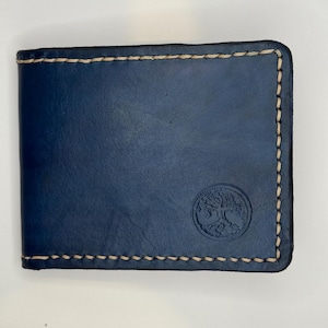 Árbol del mundo, azul y marrón. Cartera plegable de cuero vegetal curtido a mano. Cosida a mano. Hecha en Estados Unidos.