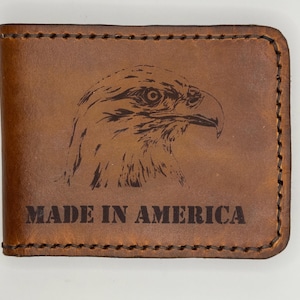 Cartera plegable de cuero vegetal curtido, teñida, cortada a mano y cosida con águila grabada a láser, hecha en Estados Unidos.