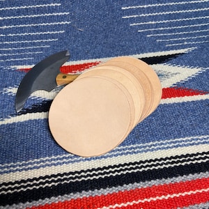 Paquete de 12 posavasos de cuero y adornos en blanco con forma circular