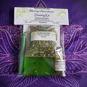 Peut inclure: Un sac en plastique transparent contenant un kit de tirage d'argent. Le kit comprend une bougie verte, un petit sac d'herbes vertes &eacute;tiquet&eacute; "Encens de tirage d'argent", une barre de savon verte et un petit flacon d'huile &eacute;tiquet&eacute; "Huile d'onction d'argent". Le sac comprend &eacute;galement une carte avec le texte "The Secret Door Shop Money/Abundance Drawing Kit Atraccion de Dinero "Money Flows Easily Into My Life" "I came that you may have Life more Abundantly" Abundance Fast cash Get a Job"