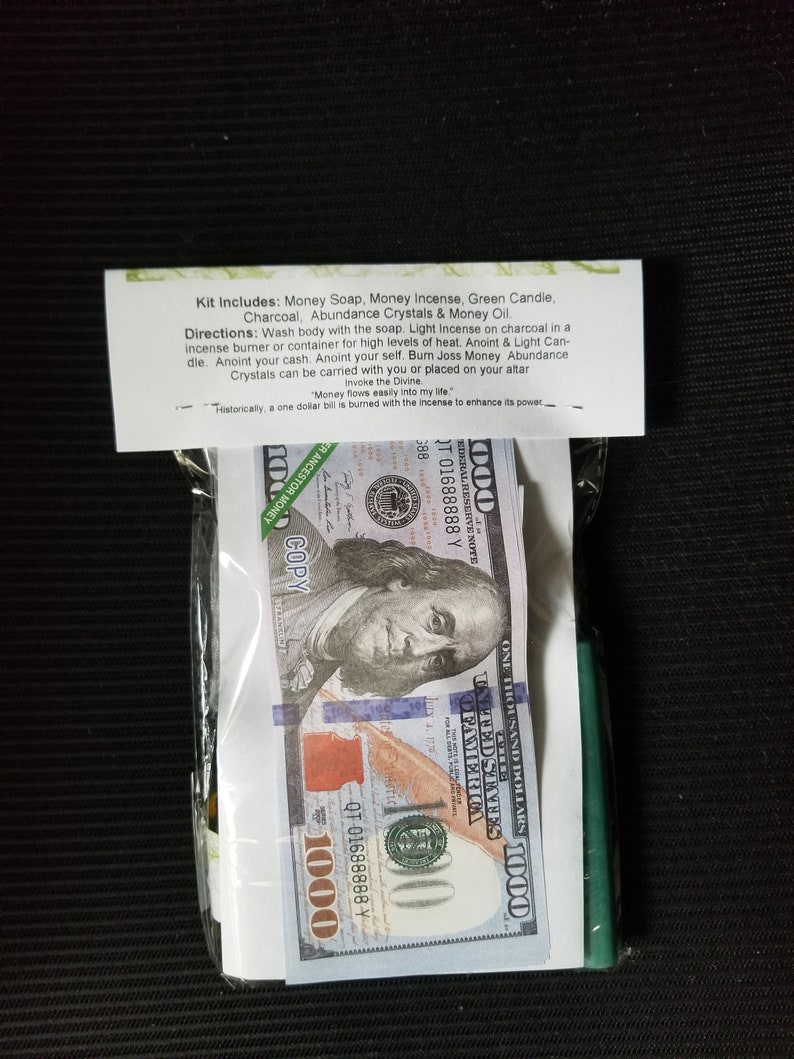 Peut inclure: Un kit pour les rituels d'argent, contenant une bougie verte, du savon pour l'argent, de l'encens, du charbon de bois, des cristaux et un billet de 1000 &euro;. Le kit comprend des instructions d'utilisation, y compris le texte "L'argent coule facilement dans ma vie." et "Historiquement, un billet de un euro est br&ucirc;l&eacute; avec l'encens pour renforcer son pouvoir."