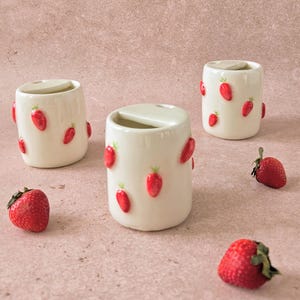 Gobelet isotherme de voyage en céramique artisanale, motif fraise adorable, cadeau original pour elle, tasse de voyage colorée et féminine en céramique, mignonne