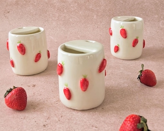 Reisebecher, handgefertigter Keramikbecher mit niedlichem Erdbeermotiv, tolles Geschenk für sie, farbenfroher, mädchenhafter Keramikbecher, süß