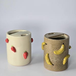 Taza de café de viaje, taza de cerámica hecha a mano, lindo diseño de fresa, regalo divertido para ella, taza de viaje, colorida taza de café de cerámica femenina, linda