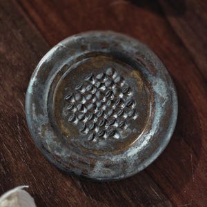 assiette râpe à ail faite main assiette à zester en céramique dépulpeur d'ail en grès ustensiles de cuisine cadeau pour elle ustensiles de cuisine héritage cadeau sur mesure