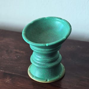 K&ouml;nnte beinhalten: Ein Set aus drei Keramikbechern mit gesprenkelter, matter Oberfl&auml;che. Die Becher sind in Creme-, Hellbraun- und Dunkelbraunt&ouml;nen gehalten. Jeder Becher hat ein schlichtes Design und einen abgerundeten Henkel.