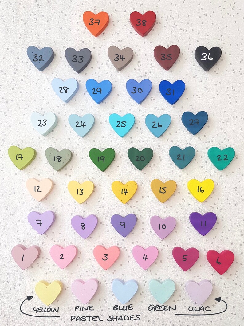 K&ouml;nnte beinhalten: Eine Karte mit 38 herzf&ouml;rmigen Buntstiften in verschiedenen Pastellfarben, darunter Gelb, Rosa, Blau, Gr&uuml;n und Lila. Die Stifte sind von 1 bis 38 nummeriert.
