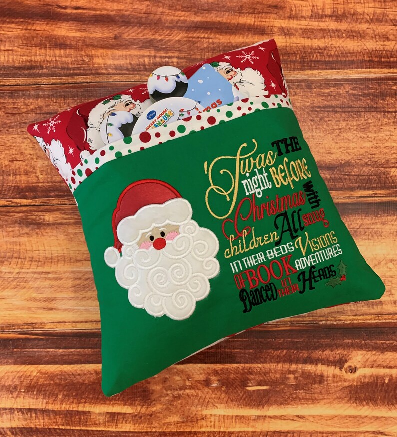 K&ouml;nnte beinhalten: Ein Weihnachtsstrumpf mit gr&uuml;nem K&ouml;rper und rotem Oberteil. Der Strumpf zeigt einen gestickten Weihnachtsmann und den Text "Twas the night before Christmas". Das Oberteil ist mit Weihnachtsm&auml;nnern und Schneeflocken gemustert.