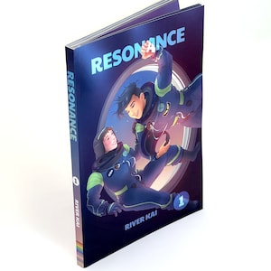 Vergünstigter LGBTQ+ Comic - Taschenbuch Comic RESONANCE Band 1, Romanze Sci-Fi Graphic Novel, Space Gays, Trans and Bisexual Representation