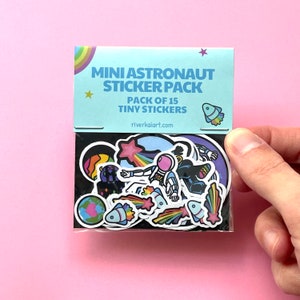 Mini adesivi spaziali e astronauti - simpatico set di 15 piccoli adesivi arcobaleno, in carta riciclata al 100%
