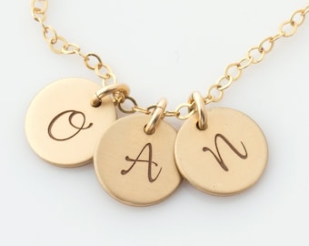Zierliche Initialen-Halskette/Winzige personalisierte Goldscheibe/Mehrere Charm-Halskette/Weihnachtsgeschenk für Mama/Winziger Anfangsschmuck/Personalisierte Buchstaben