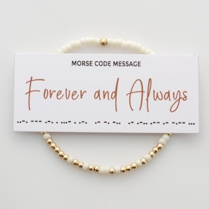 Peut inclure: Bracelet en perles blanches et dorées avec une carte qui dit "Message en code Morse : Pour toujours et à jamais".