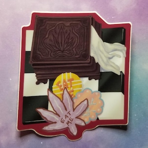 Pode incluir: Um adesivo extravagante com um livro castanho escuro com um design ornamentado, uma luva branca e um fundo quadriculado. Uma folha rosa com as palavras "EAT ME" também está presente, juntamente com outros elementos coloridos.