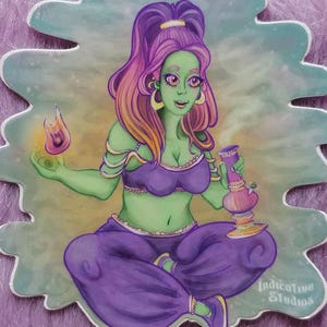Puede incluir: Una pegatina con un genio de dibujos animados con piel verde, pelo morado y ropa morada. El genio sostiene una llama y un bong. La pegatina tiene un borde en forma de nube azul claro y blanco, con el texto "Indicative Studios".