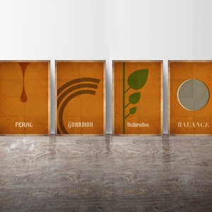 Könnte beinhalten: Vier minimalistische Poster mit abstrakten Designs und Text. Die Poster befinden sich auf einer Holzoberfläche. Die Poster sind in einer gedämpften Farbpalette aus Orange, Braun und Grün gehalten. Der Text auf den Postern lautet "Feral", "Guardian", "Restoration" und "Balance".