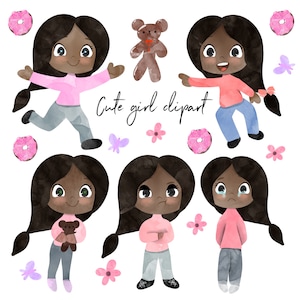 Puede incluir: Clipart de acuarela con una colecci&oacute;n de chicas lindas en varias poses, con tops rosas y pantalones grises. Las ilustraciones incluyen donas, flores, mariposas y un oso de peluche. Tambi&eacute;n se incluye el texto "Cute girl clipart".