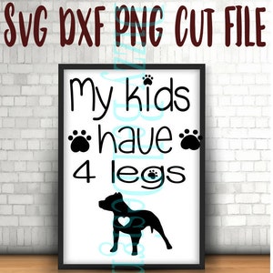 Op de afbeelding: Zwart-wit grafisch ontwerp met de tekst "Mijn kinderen hebben 4 poten" en een silhouet van een hond met een hart op zijn borst.