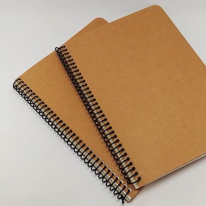 Okładka z papieru typu kraft, oprawa spiralna, notes w linie z datą