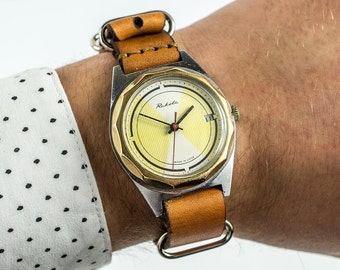 Vintage Herrenuhr "ROCKET" (Raketa) gelbes Ziffernblatt. mechanische sowjetische Armbanduhr mit silbernem Ziffernblatt, neues Lederband