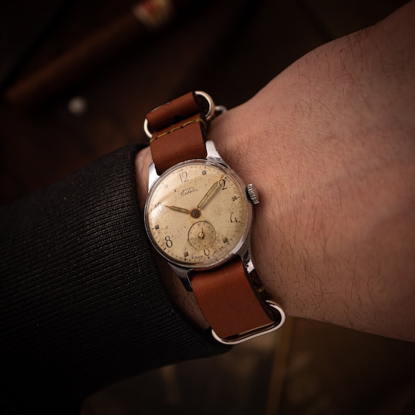 RARE vintage " 1950 " Montre soviétique pour hommes appelée « VICTORY » (Pobeda), joli cadran rare, est livré avec un nouveau bracelet en cuir de haute qualité!