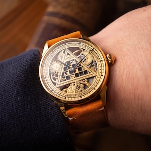 Reloj masónico personalizado, reloj esqueleto hecho a mano con esfera de esmalte frío. Regalo único para hombres. Reloj simbólico de latón con detalles grabados. imagen 2