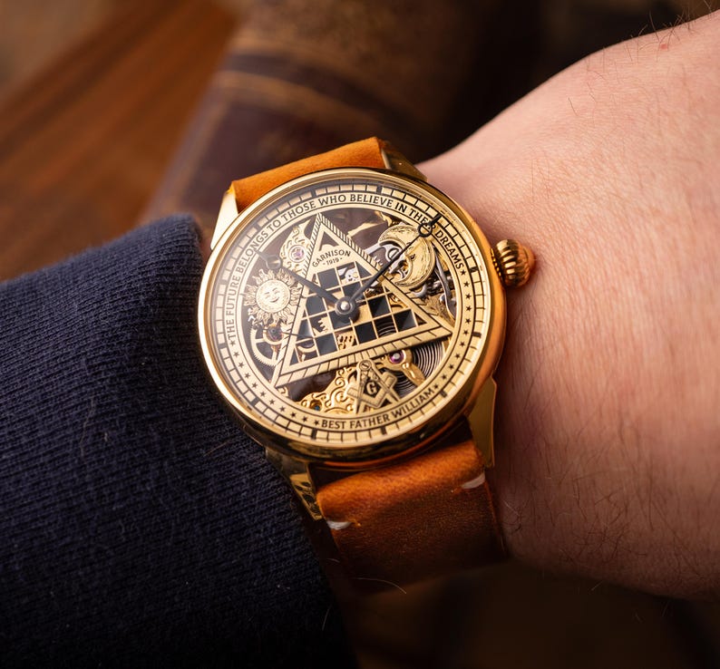Reloj masónico personalizado, reloj esqueleto hecho a mano con esfera de esmalte frío. Regalo único para hombres. Reloj simbólico de latón con detalles grabados. imagen 2