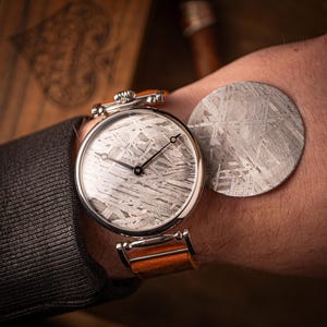 Meteoritenuhr, das Zifferblatt besteht aus einem echten Meteoriten, Vintage-Uhr, Uhr im Weltraum-Stil