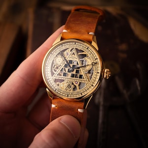 Reloj masónico personalizado, reloj esqueleto hecho a mano con esfera de esmalte frío. Regalo único para hombres. Reloj simbólico de latón con detalles grabados. imagen 9