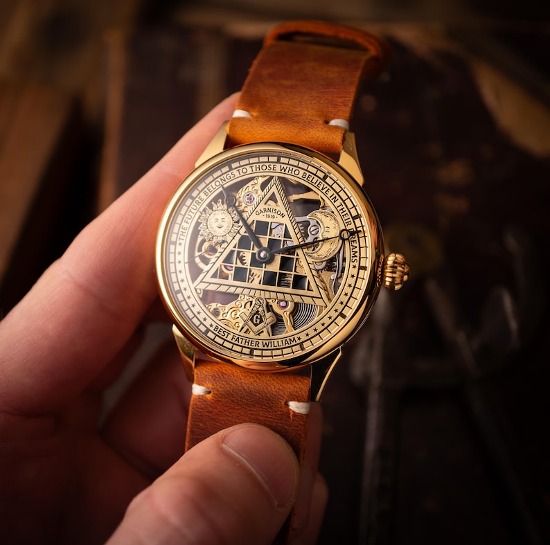 Reloj masónico personalizado, reloj esqueleto hecho a mano con esfera de esmalte frío. Regalo único para hombres. Reloj simbólico de latón con detalles grabados. imagen 9