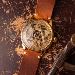 Reloj masónico personalizado, reloj esqueleto hecho a mano con esfera de esmalte frío. Regalo único para hombres. Reloj simbólico de latón con detalles grabados. imagen 12