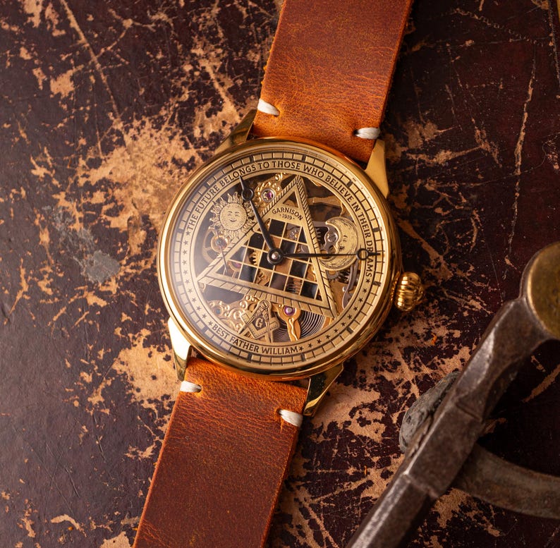Reloj masónico personalizado, reloj esqueleto hecho a mano con esfera de esmalte frío. Regalo único para hombres. Reloj simbólico de latón con detalles grabados. imagen 12