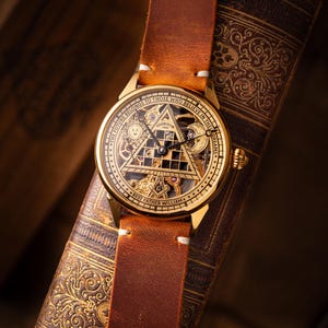 Reloj masónico personalizado, reloj esqueleto hecho a mano con esfera de esmalte frío. Regalo único para hombres. Reloj simbólico de latón con detalles grabados. imagen 13