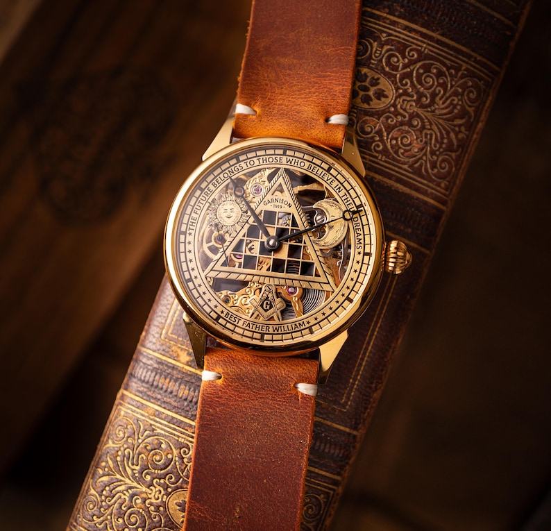Reloj masónico personalizado, reloj esqueleto hecho a mano con esfera de esmalte frío. Regalo único para hombres. Reloj simbólico de latón con detalles grabados. imagen 13