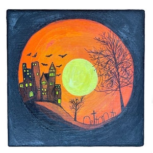 Op de afbeelding: Vierkante, handgetekende Halloween-illustratie. Een spookachtig kasteel met verlichte ramen staat op een heuvel, tegen een oranje zonsondergang en een volle maan. Vleermuizen vliegen en een begraafplaats staat op de voorgrond.