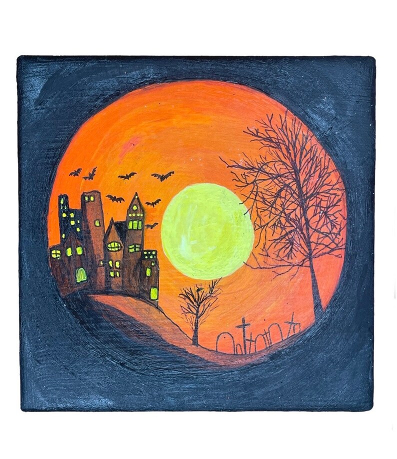 Op de afbeelding: Vierkante, handgetekende Halloween-illustratie. Een spookachtig kasteel met verlichte ramen staat op een heuvel, tegen een oranje zonsondergang en een volle maan. Vleermuizen vliegen en een begraafplaats staat op de voorgrond.