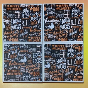 Pu&ograve; includere: Quattro sottobicchieri quadrati con sfondo nero, testo e grafiche bianche e arancioni tra cui Happy Halloween, Hocus Pocus, R.I.P., Boo, fantasmi, zucche e pipistrelli. Il motivo ripetuto copre l'intera superficie di ogni sottobicchiere.