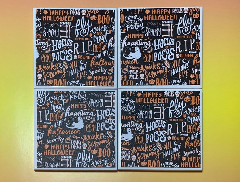 Pu&ograve; includere: Quattro sottobicchieri quadrati con sfondo nero, testo e grafiche bianche e arancioni tra cui Happy Halloween, Hocus Pocus, R.I.P., Boo, fantasmi, zucche e pipistrelli. Il motivo ripetuto copre l'intera superficie di ogni sottobicchiere.