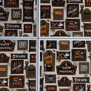 Pu&ograve; includere: Un set di quattro sottobicchieri quadrati con un motivo di Halloween ripetuto su sfondo chiaro. Il design include testi incorniciati in nero e arancione come Happy Haunting, Boo, Beware, Hocus Pocus e All Hallows Eve, insieme a illustrazioni di fantasmi, ragni, ragnatele e gatti.