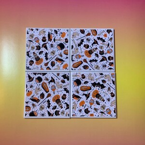 Pu&ograve; includere: Un set di quattro sottobicchieri quadrati con un motivo ripetuto di icone a tema Halloween, tra cui zucche arancioni, pipistrelli neri, fantasmi bianchi, teschi, bare, calderoni, pozioni, ragni e cappelli da strega su sfondo bianco.