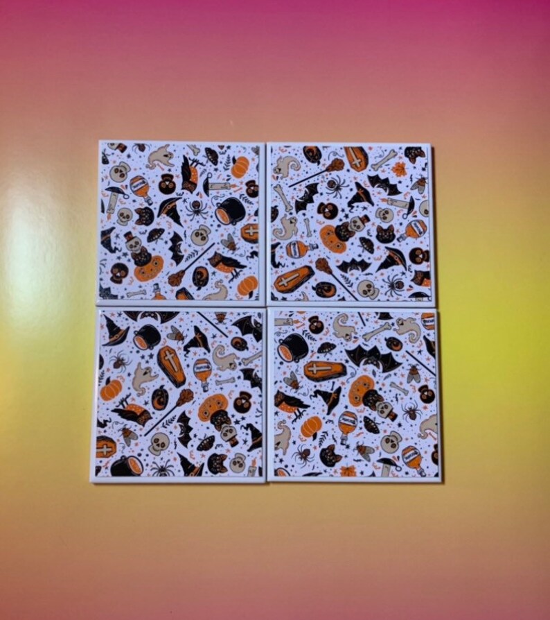 Pu&ograve; includere: Un set di quattro sottobicchieri quadrati con un motivo ripetuto di icone a tema Halloween, tra cui zucche arancioni, pipistrelli neri, fantasmi bianchi, teschi, bare, calderoni, pozioni, ragni e cappelli da strega su sfondo bianco.